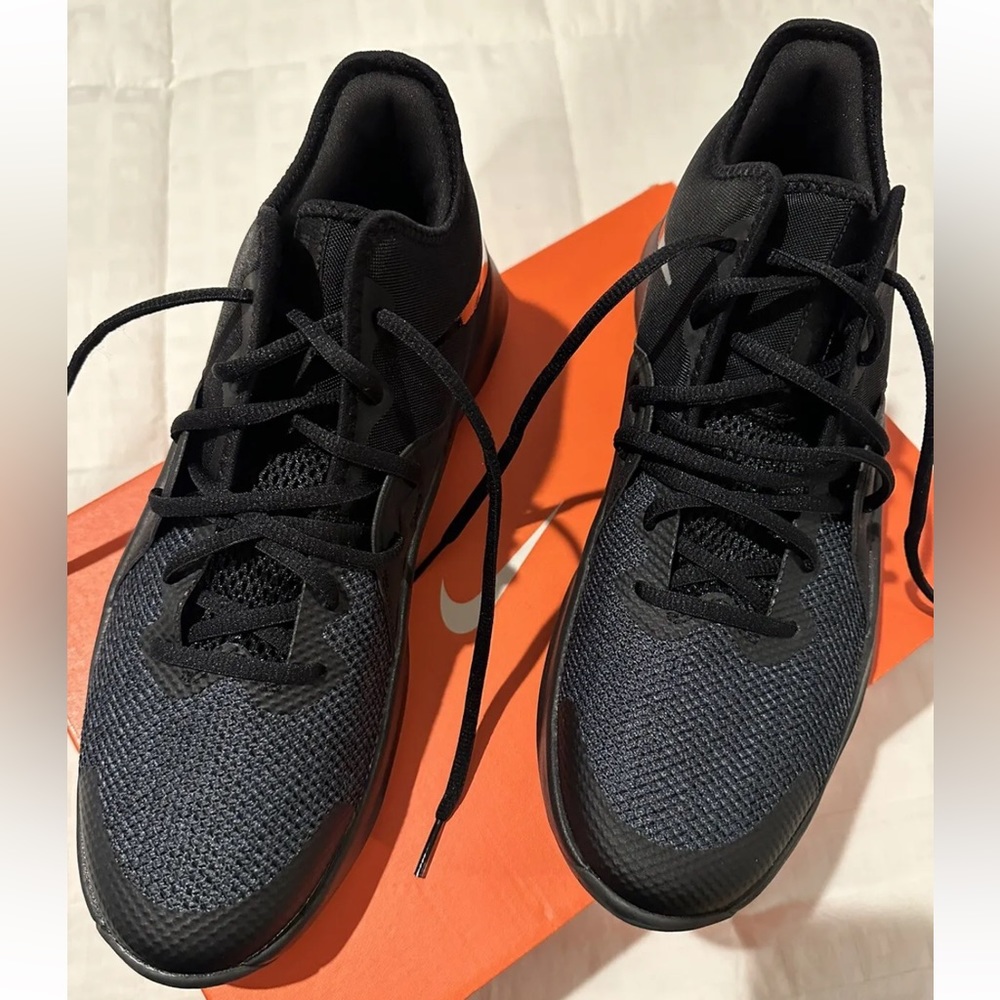 Nike Air Versitile Black III - (Size 9 M) (Size 10.5 W)